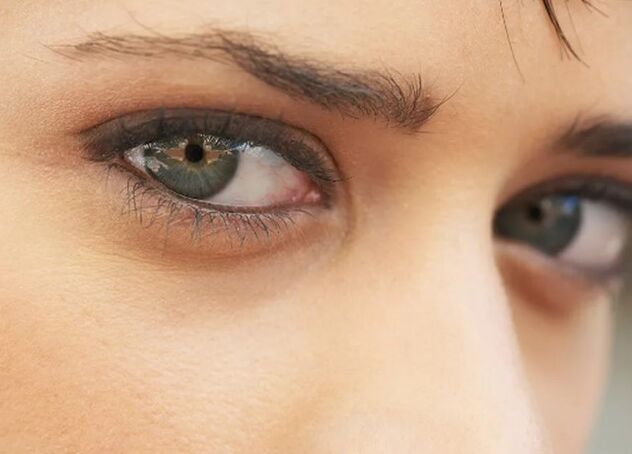 Sombre à la recherche des yeux