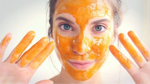 Le masque à base de miel rajeunit et nourrit la peau du visage