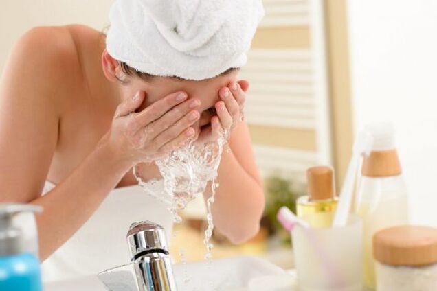 Pour laver votre visage, vous devez utiliser des mousses et des gels spéciaux. 