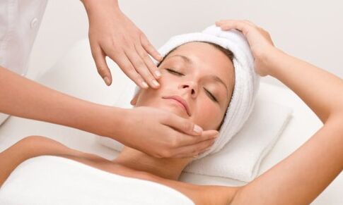 Le massage sculptural du visage apportera à la peau l'effet liftant nécessaire